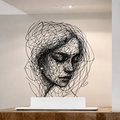Statue d’un portrait de femme découpée avec finesse et sur un socle blanc en métal 