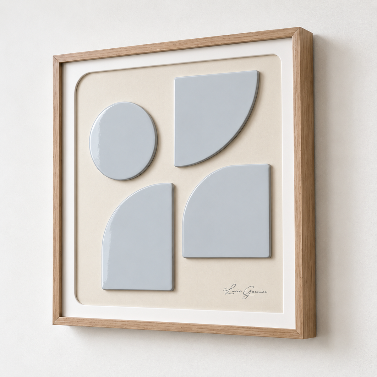Œuvre silent weight de Lucie garnier vue de trois quart Un cadre en bois des pièces de métal laqué bleu clairs texturees en brillant sur une plaque texturee beige signature de l’artiste en bas à droite