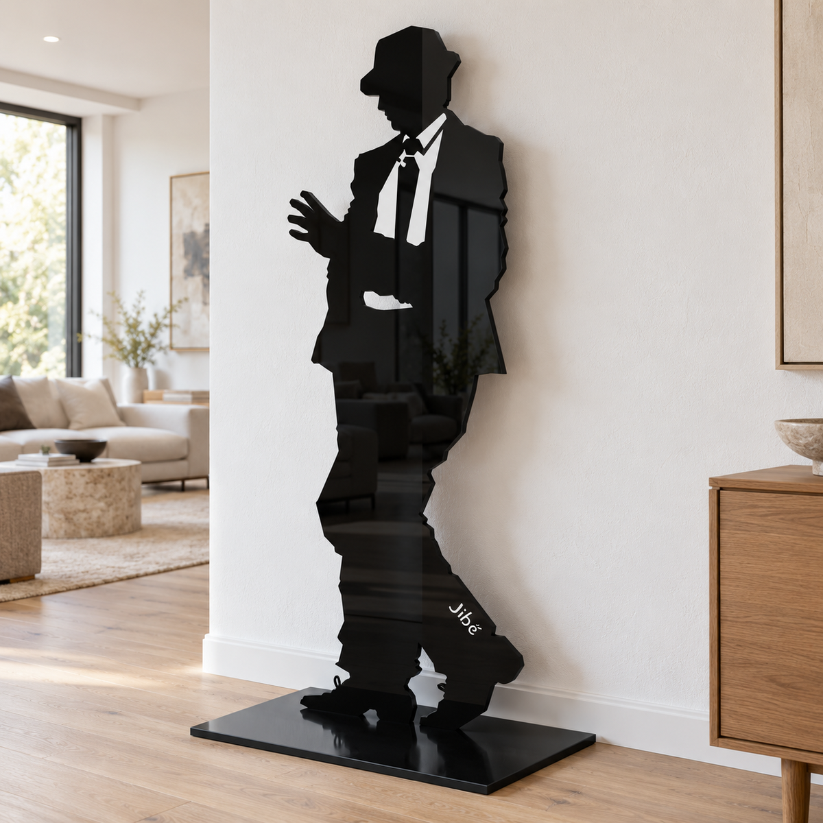 La statue emprise de Jibé de 3/4 vue dans un appartement 