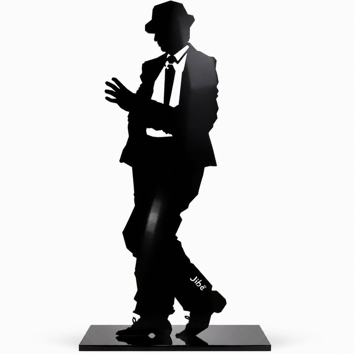 La statue emprise de Jibé. Un homme classé en apparence mais les vides cache la violence sur les femmes 