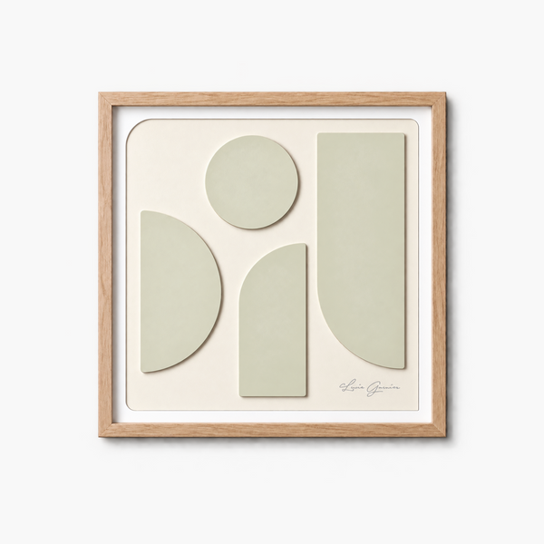 Une œuvre de Lucie garnier vue de face qui fait penser à un ange. 4 plaques de métal très légèrement teintées en vert brillant sont collés sur un fond beige texturé. L’œuvre est encadrée par un cadre en bois clair. La signature de l’artiste est gravée en bas à droite de l’œuvre.