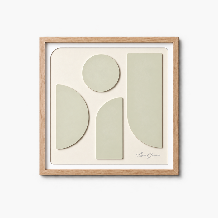 Une œuvre de Lucie garnier vue de face qui fait penser à un ange. 4 plaques de métal très légèrement teintées en vert brillant sont collés sur un fond beige texturé. L’œuvre est encadrée par un cadre en bois clair. La signature de l’artiste est gravée en bas à droite de l’œuvre.