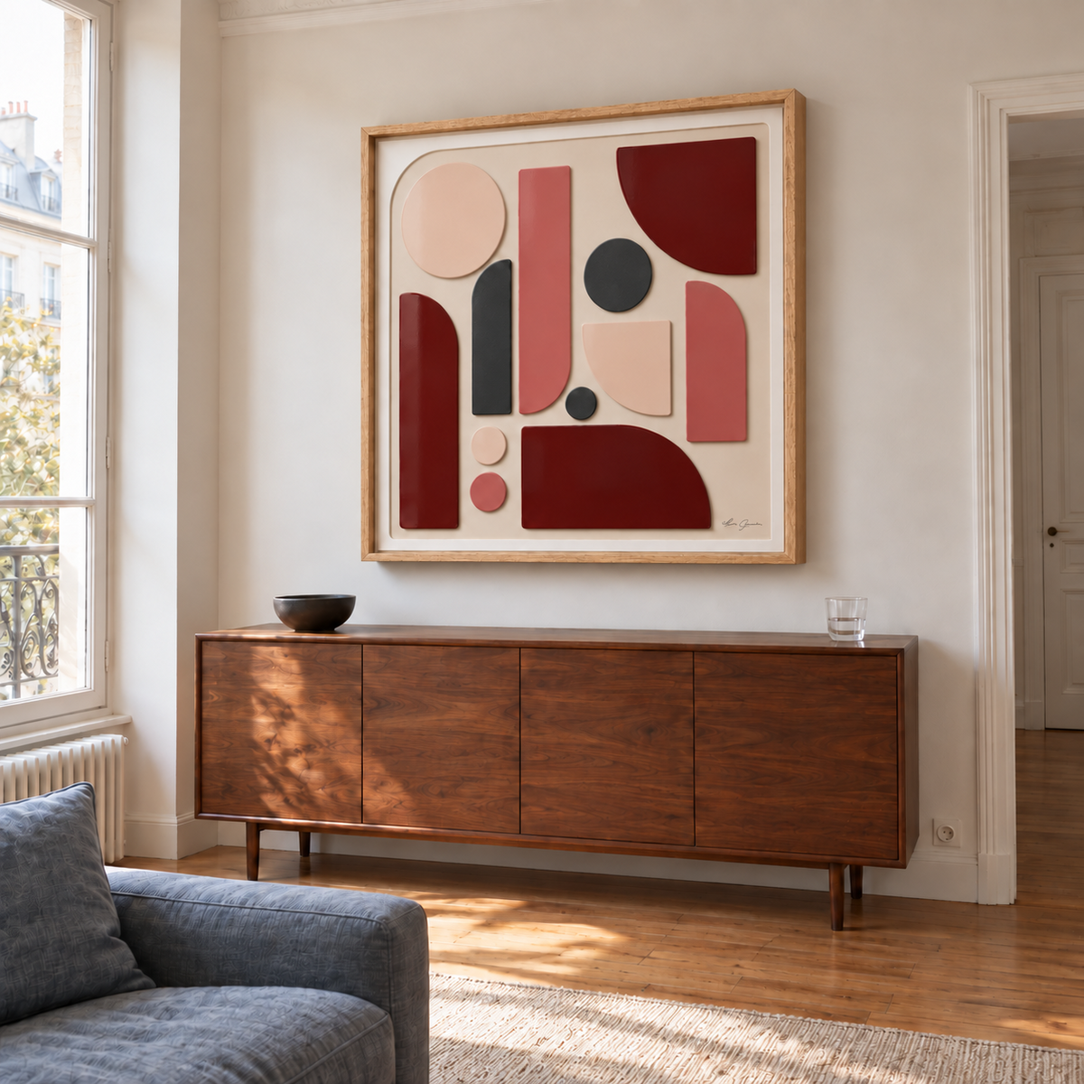 Art mural Sand city par l artiste lucie garnier vue de trois quart dans un cadre colore en volume ton rose beige et bordeaux acier laque dans un appartement parisien