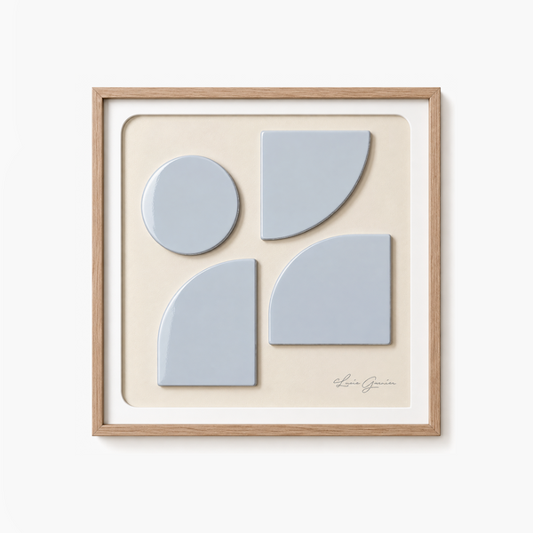 Œuvre silent weight de Lucie garnier vie de face. Un cadre en bois des pièces de métal laqué bleu clairs signature de l’artiste en bas à droite 