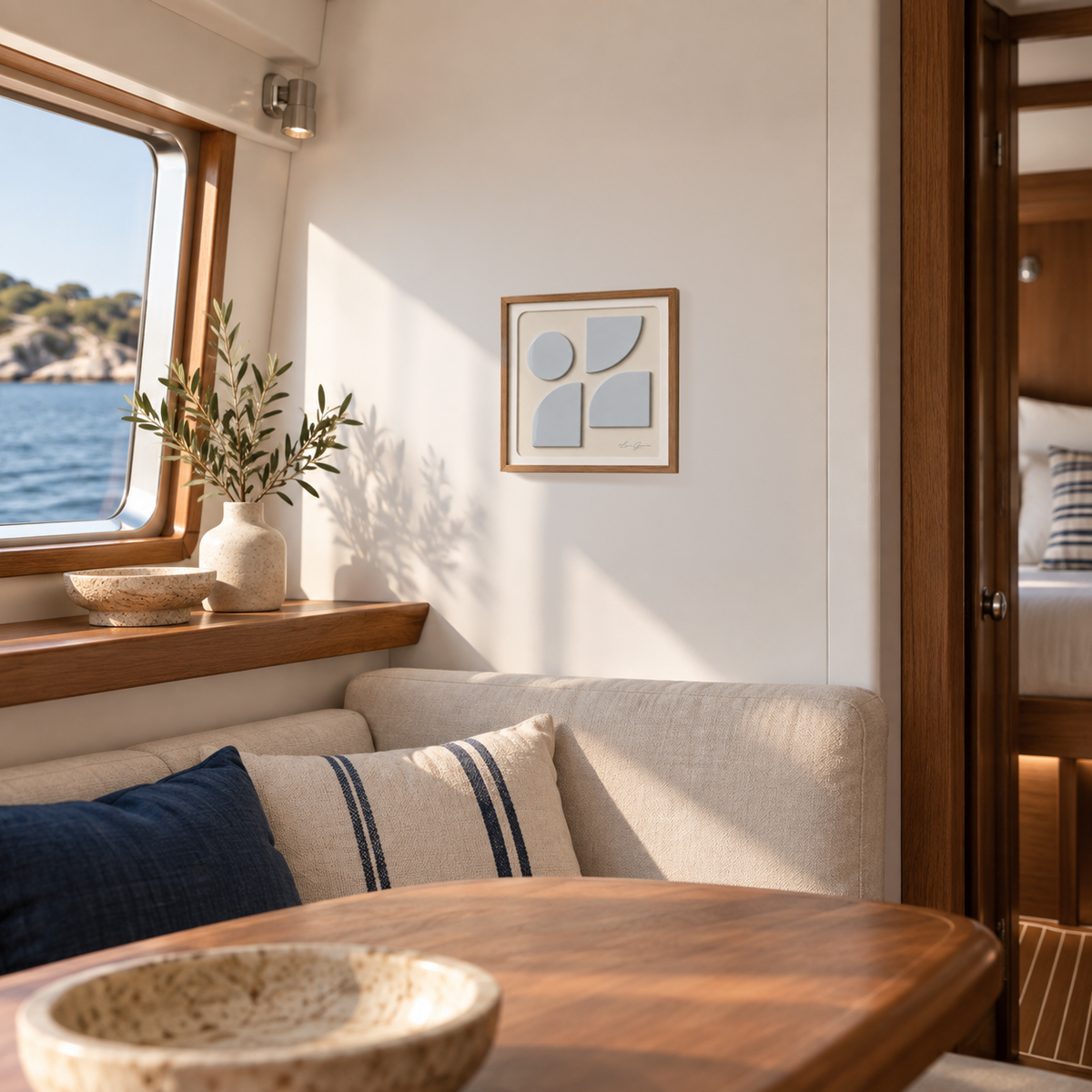 Œuvre silent weight de Lucie garnier vue de trois quart Un cadre en bois des pièces de métal laqué bleu clairs texturees en brillant sur une plaque texturee beige signature de l’artiste en bas à droite accroché sur un mur de bateau à l’intérieur  